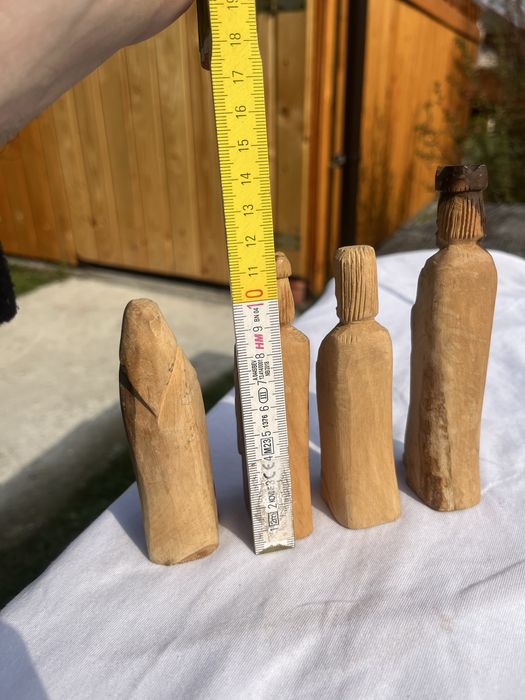 Drewniane figurki królowie