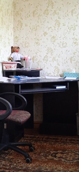 Стілець дерев'яний, стіл комп'ютерний кутовий