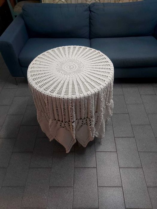 Toalha de mesa bordada à mão - branca