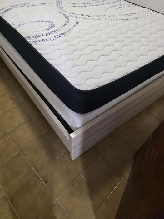 Cama madeira maciça com 2 colchões