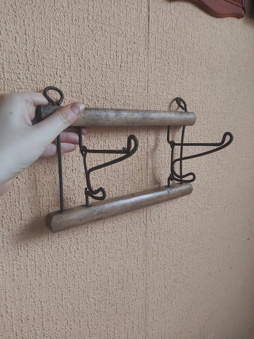 podwójny wieszak łazienkowy z drewna i metalu Stary