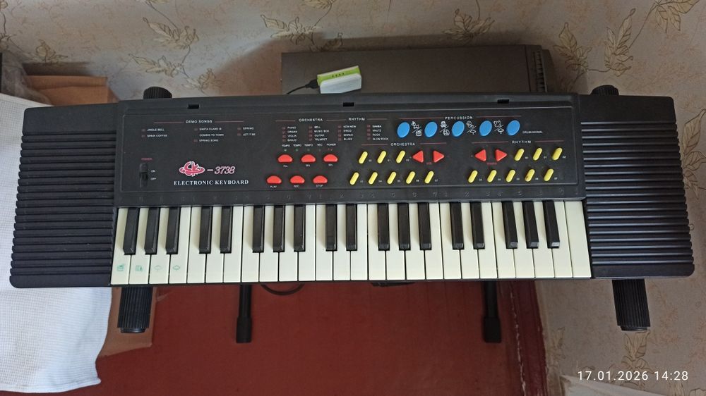 Продам б/в синтезатор Метр+  SK3738.