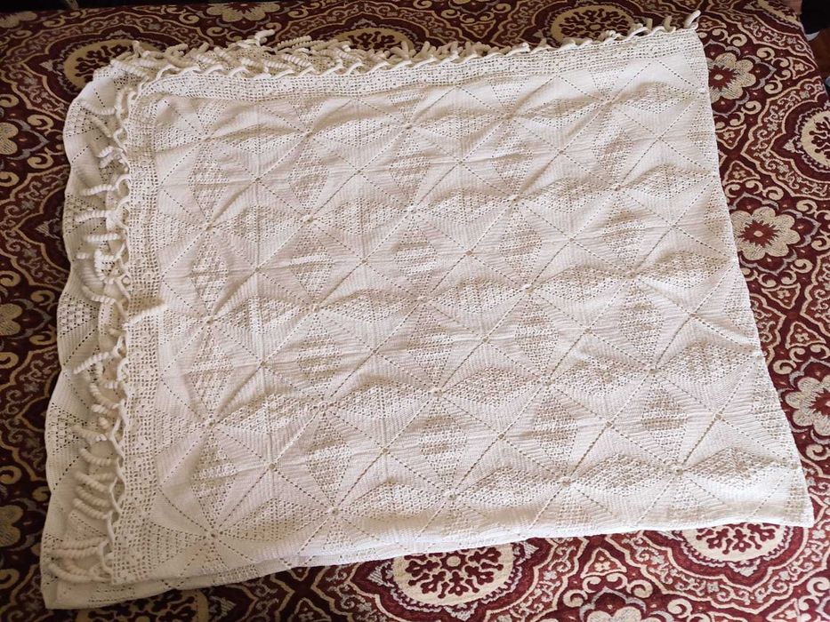 Colcha de crochê bordada à mão para cama de casal.