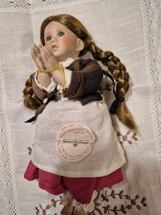 колекційна порцелянова лялька