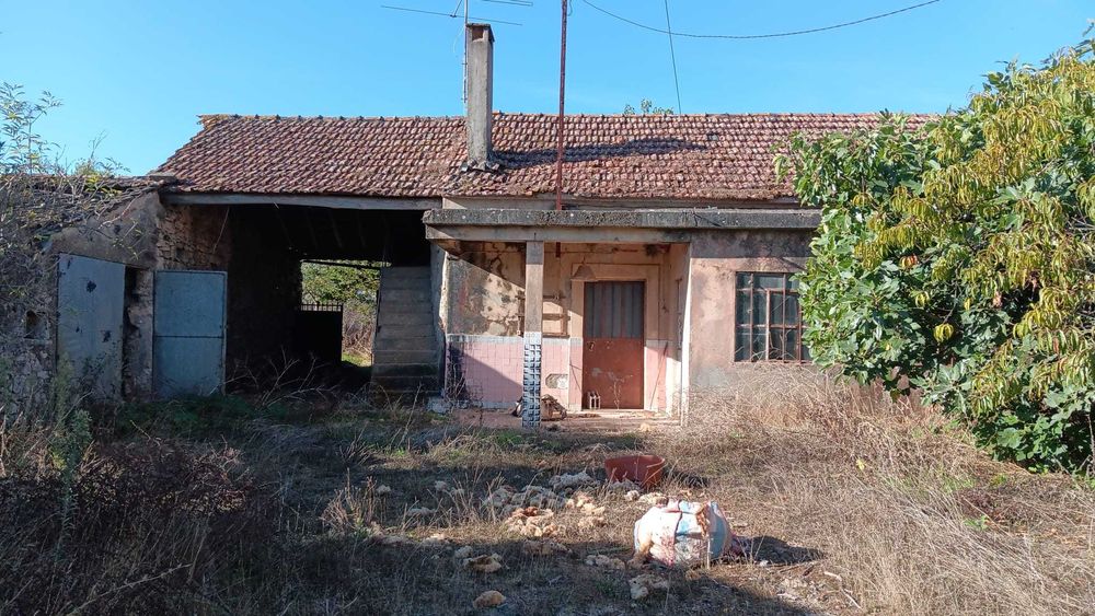 Terreno de 2200m2 com moradia para restauro.