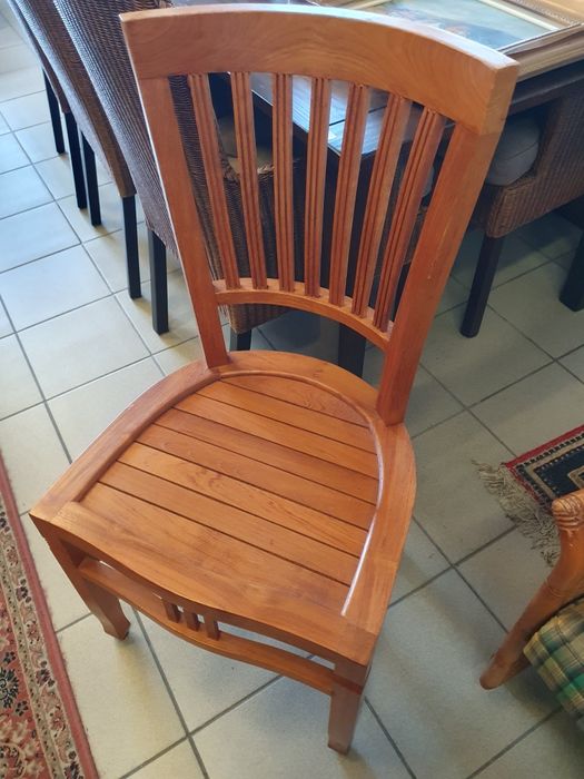 Cztery drewniane krzesła