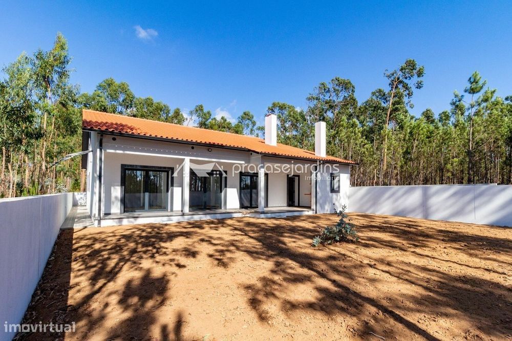 Moradia T3 com jardim, varanda e garagem