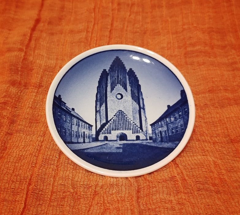 Mini talerz pamiątkowy Royal Copenhagen, Dania 1959 r. Fajans.