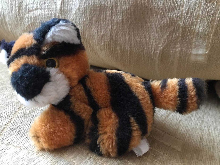 Продам мягкую игрушку тигренка с пищалкой.