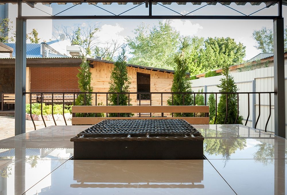 Будинок з сауной та бассейном, двір з мангал