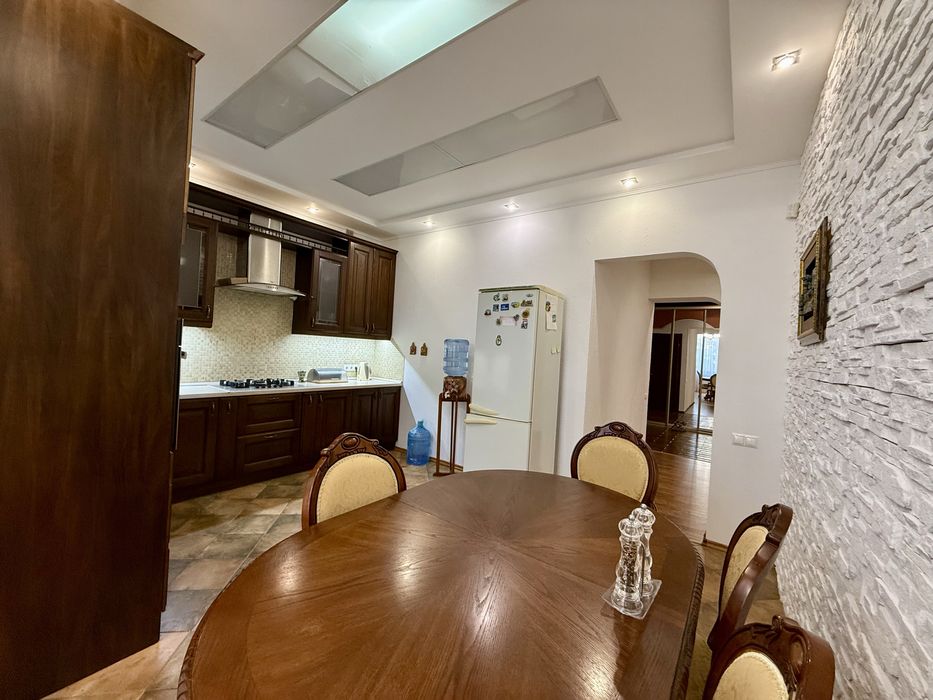 Четырехкомнатная квартира в коттедже на СухомФонтане.Гараж.Автономка.