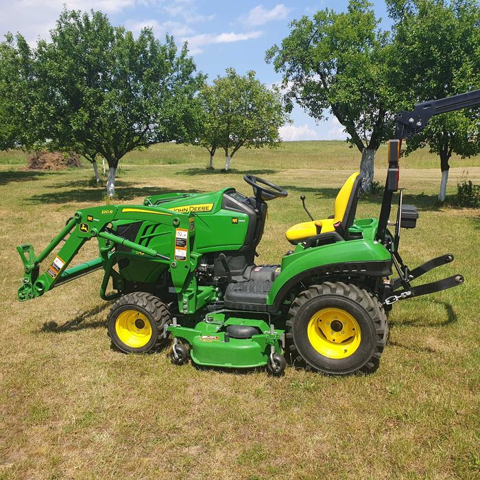 traktor John Deere 1023e
