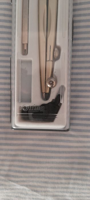 Estojo de lápis e canetas Quicksilver e compasso Rotring