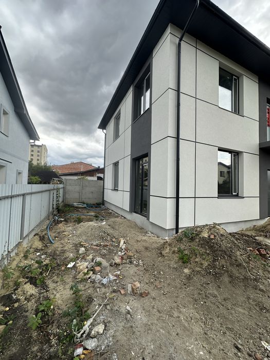 Продається будинок в центрі міста