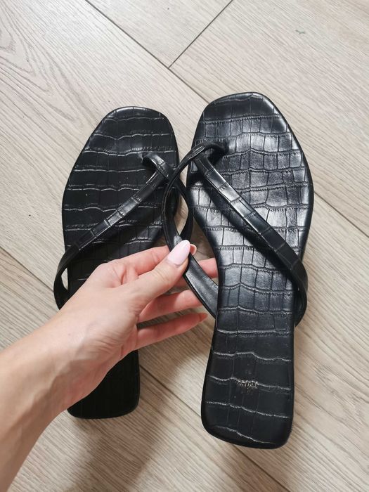 Czarne klapki wężowe 39 japonki H&M