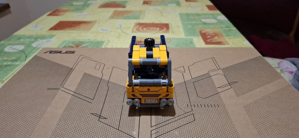 Lego Technic (42147) Б/У в хорошем состоянии
