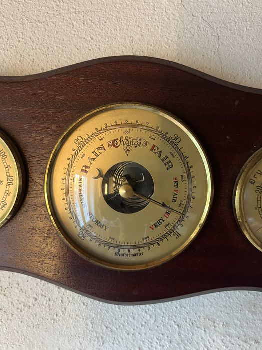Relogio de parede e instrumentos meteriológicos