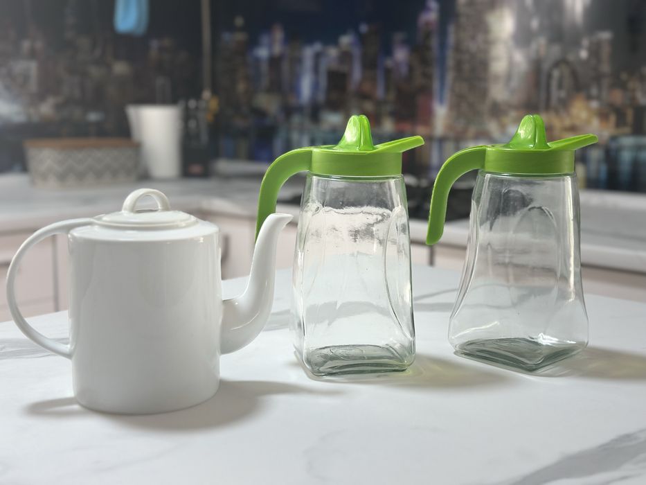 Посуд  чайник та кувшин, тарілки