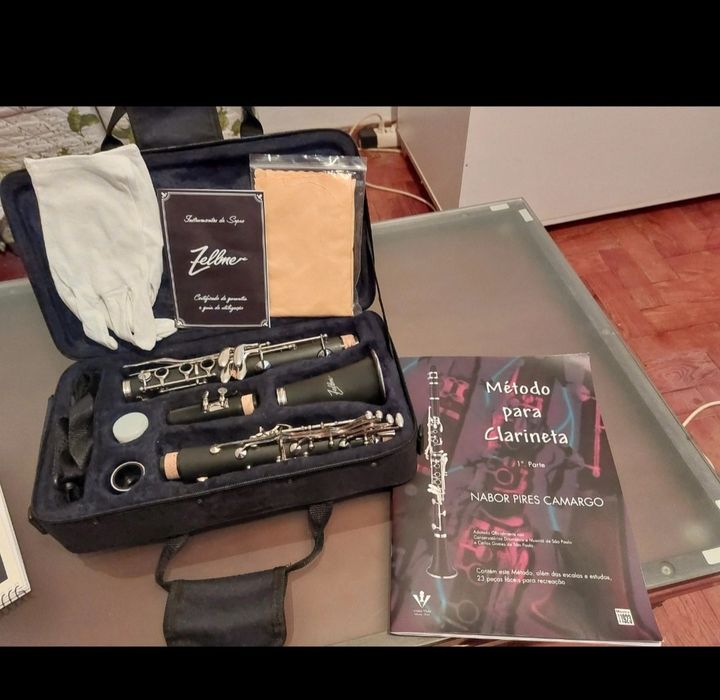 Clarineta  nova e livro