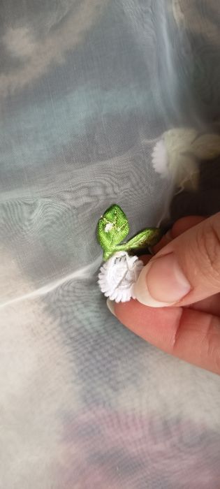 Ozdobna chusta z różyczkami