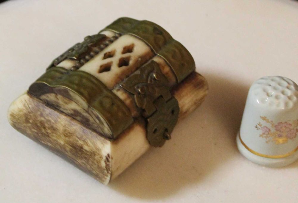 Caixa de joias vintage em osso com dobradiças em latão, anos 70.