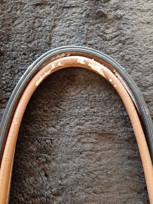 Mala em pele martelada vermelho escuro