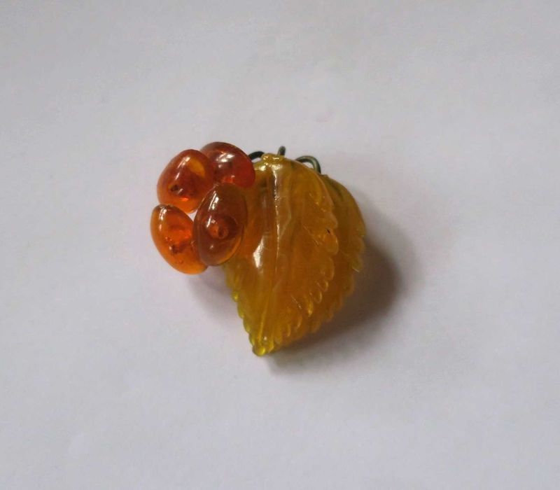Stara broszka z czasów PRL imitacja bursztynu vintage
