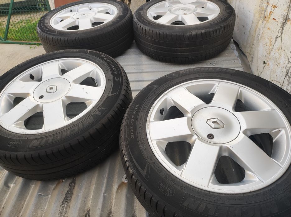 Conjunto de pneus e jantes