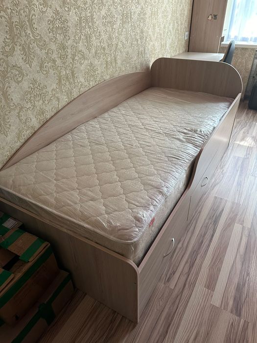 Кровать с матрасом