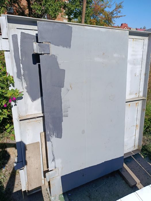 Нові, залізні ворота з хвірткою