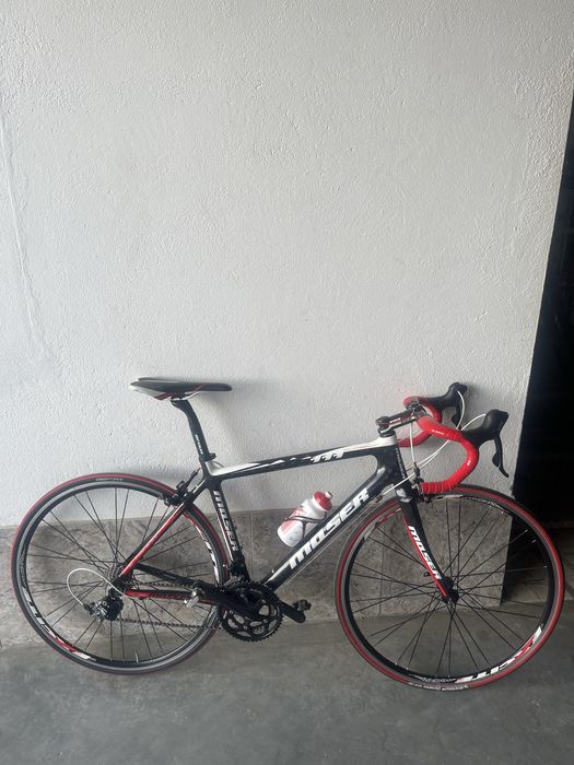 Bicicleta de ciclismo Moser 111 em carbono.