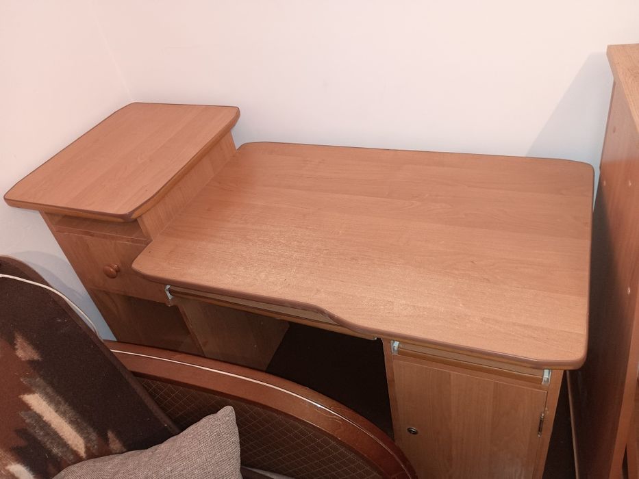 Używane Biurko z nadstawka, stan dobry, solidne do komputera