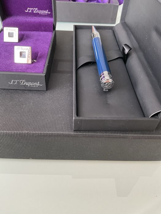 Набір аксесуарів S.T. Dupont: запонки, затискач для кровати, кулькова ручка та пряжка на ремінь зі шкіряним тренчиком.
