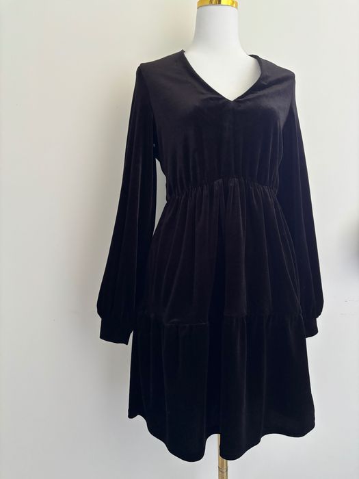 Sukienka welurowa czarna rozkloszowana aksamitna wieczorowa