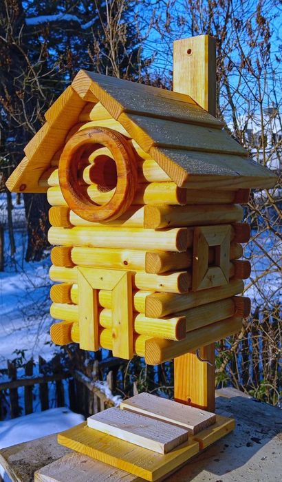 Oryginalna drewniana budka lęgowa dla małych ptaków