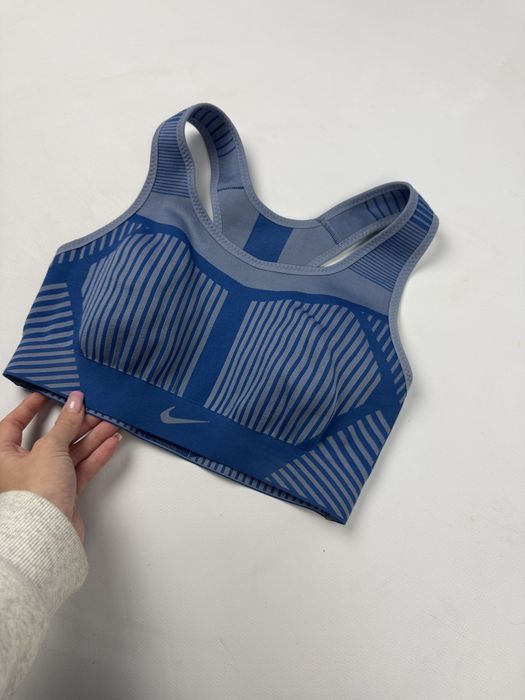 Спортивний топ Nike