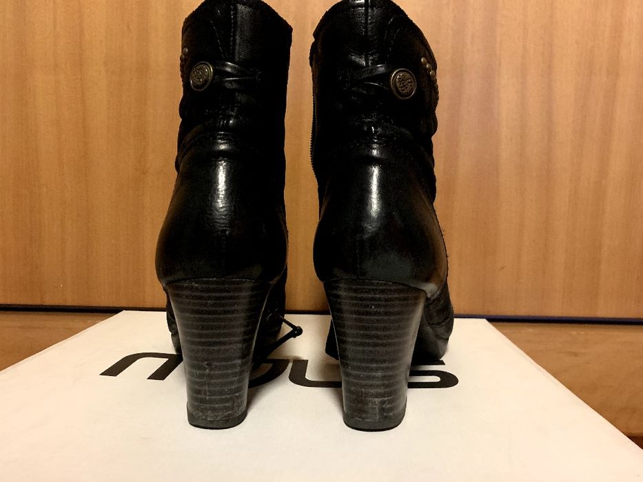 Botins pretos em pele 38