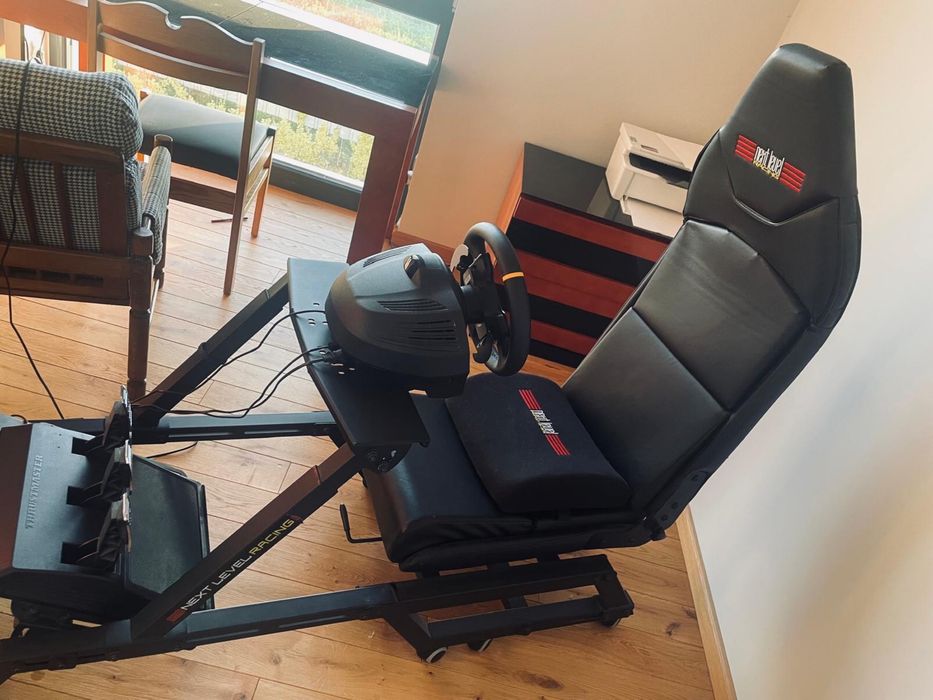 Kierownica Trustmaster z fotelem gracza next level racing