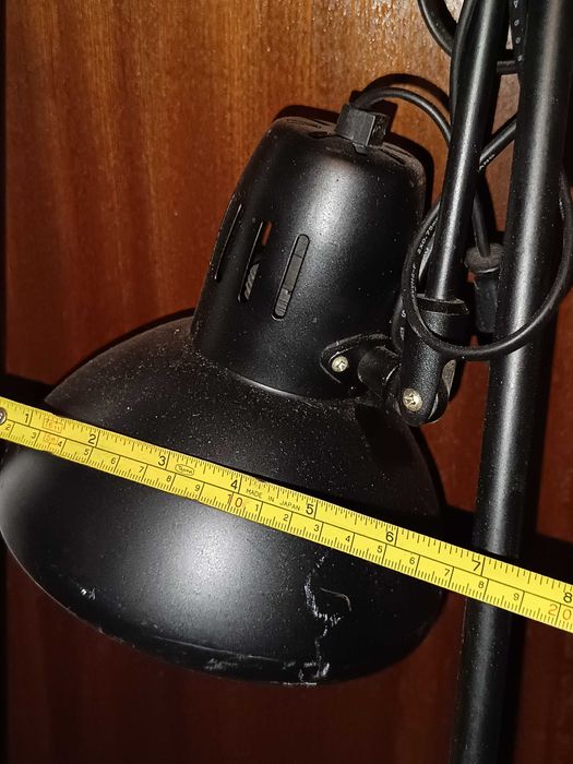 Candeeiro de pé e suportes metálicos