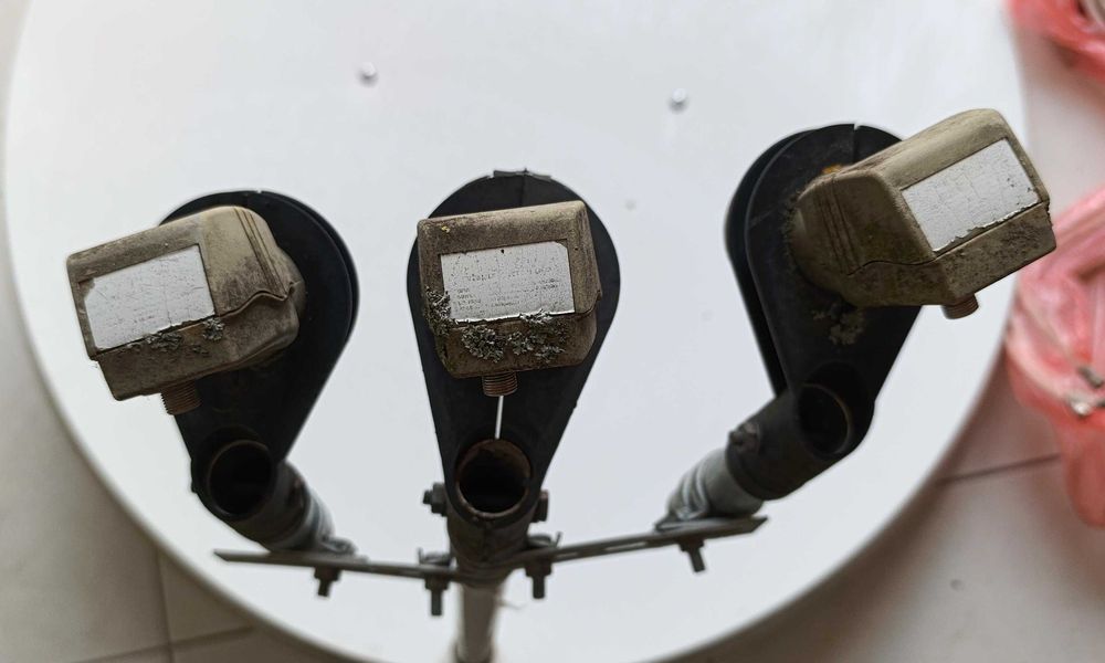 Супутникова антена (параболічна) з проводами та кріплення до неї