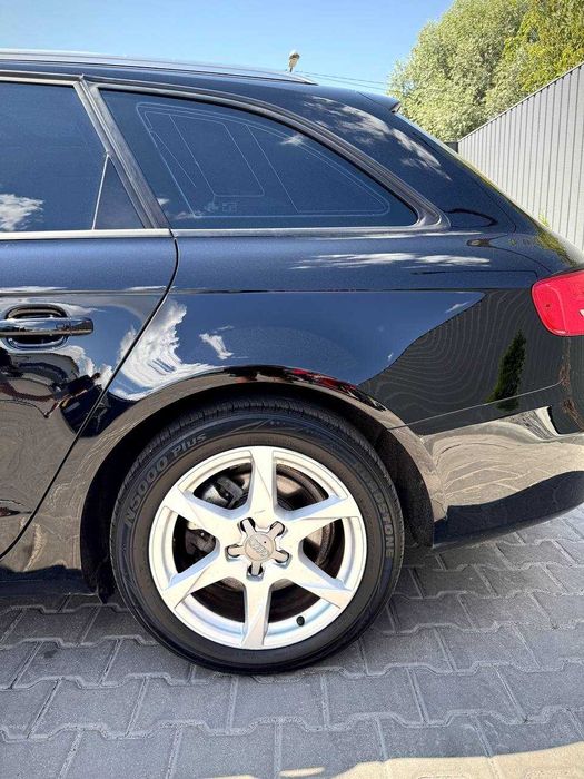 Автомобіль Audi A4 B8