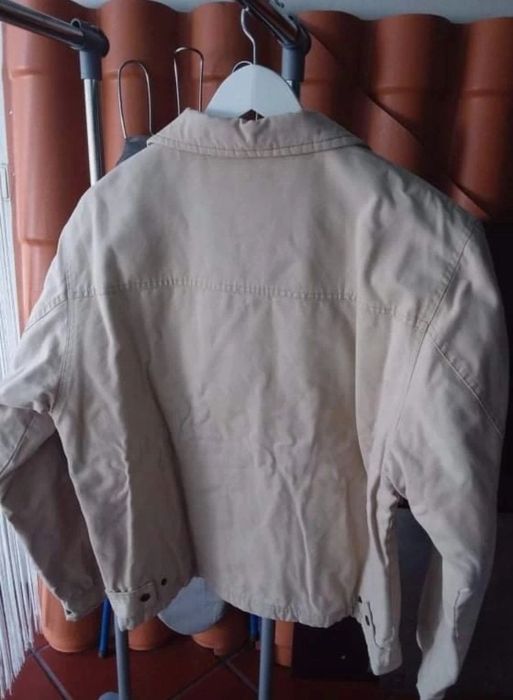 Blazer e jaqueta beje.