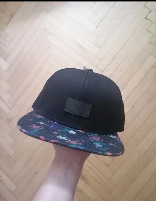 Nowa czapka Vans. Czarna z kolorowym daszkiem