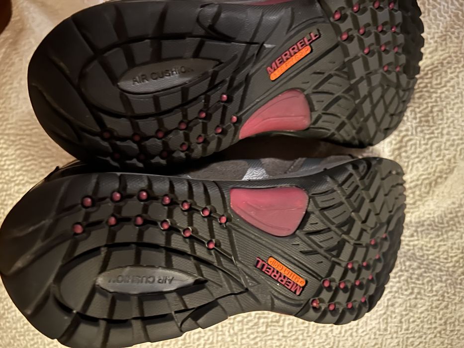 Vende-se botas Merrel em bom estado com pouco uso e estando arrumadas