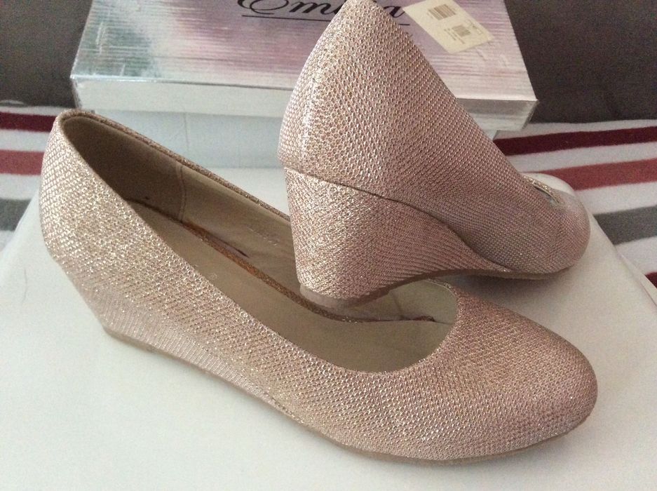 Туфли нарядные на танкетке