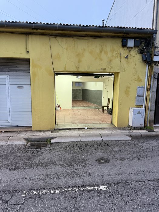 Armazém aluga-se em S Mamede Infesta