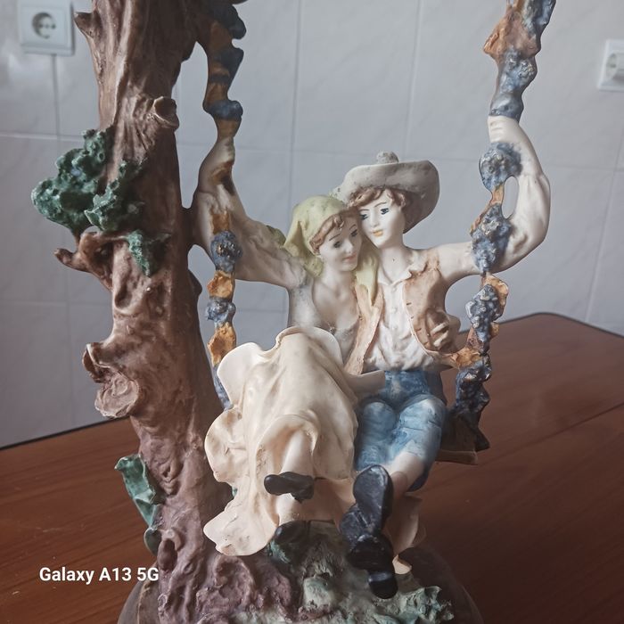 Estatueta em marfinite com casal de enamorados