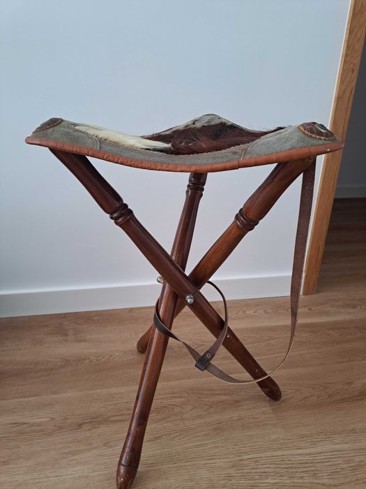 Banco de madeira de caça em bom estado