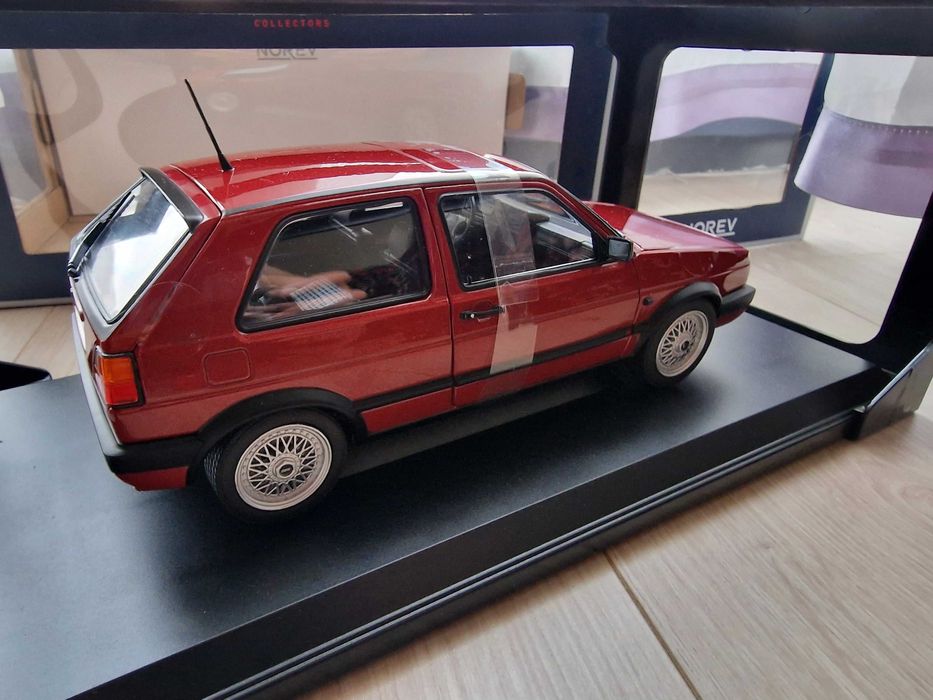 Model VOLKSWAGEN Golf GTI 1990r RED metalic 1:18
