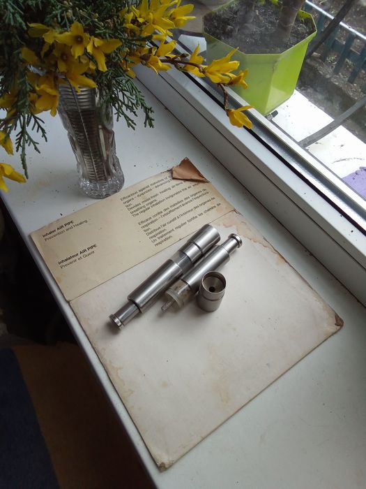 Солонки и ручная мельница